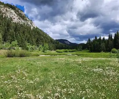 Paysage de Blue Earth Lake Provincial Park - randonnée pédestre