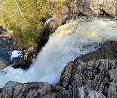 Sentier de randonnée Moxie Falls Trailhead & Parking - paysage naturel