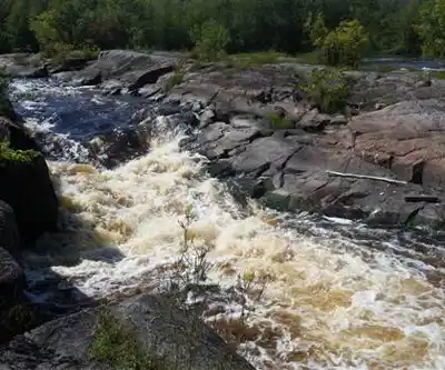 Sentier de randonnée Whitemouth Falls Provincial Park - paysage naturel