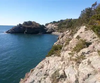 Sentier de randonnée Fort Wetherill State Park - paysage naturel