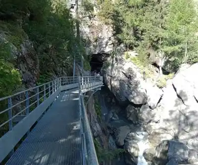 Cascade de Bérard hiking trail - natural landscape