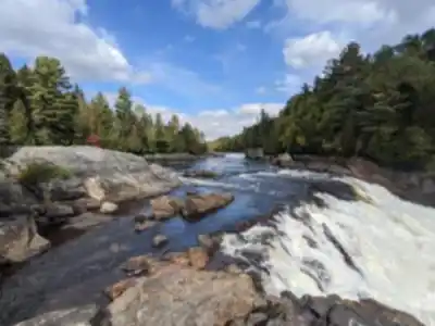 Sentier de randonnée Parc des Chutes de Montauban - paysage naturel