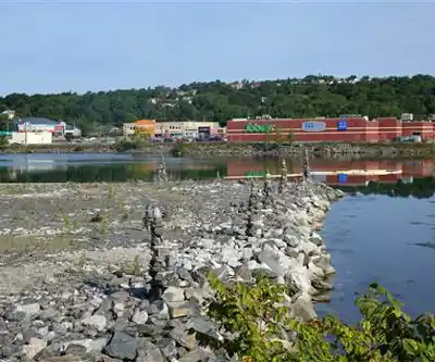 Admiral Cove Park hiking trail - natural landscape