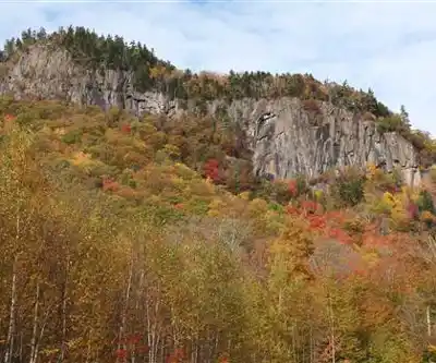 Sentier de randonnée Frankenstein Cliff - paysage naturel