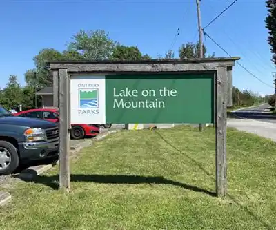 Vue en randonnée de Lake on the Mountain Provincial Park