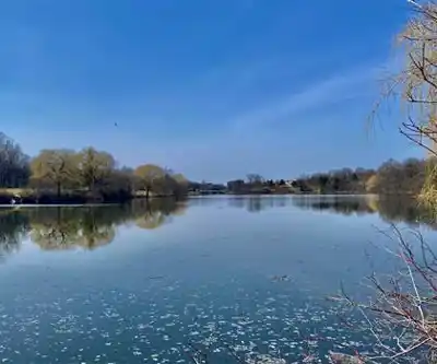 Hoyt Lake hiking trail - natural landscape