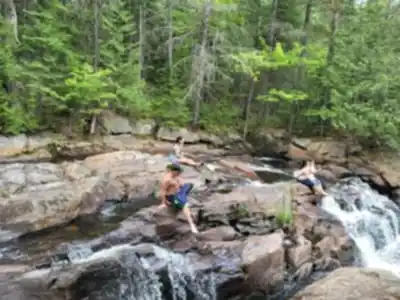 Explore Parc régional de la Chute-à-Bull trail