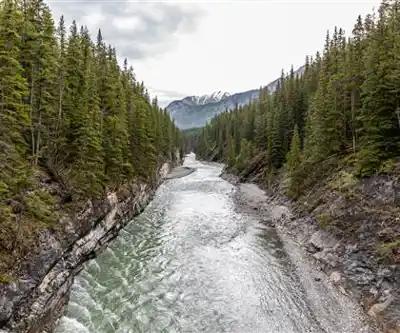 Sentier de randonnée Stewart Canyon bridge - paysage naturel