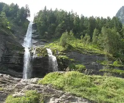 Sentier de randonnée Cascade du Rouget - paysage naturel