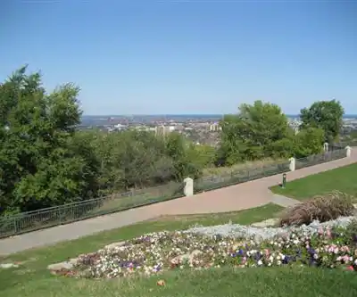 Sam Lawrence Park hiking trail - natural landscape