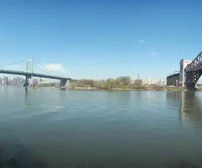 Astoria Park hiking trail - natural landscape