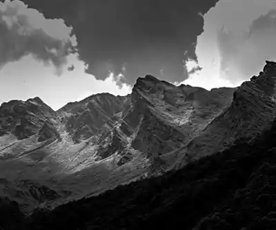 Lac d'Estaing hiking trail - natural landscape