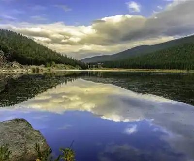 Echo Lake Park hiking trail - natural landscape