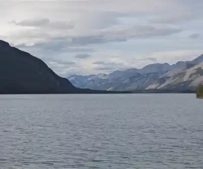 Muncho Lake hiking trail - natural landscape