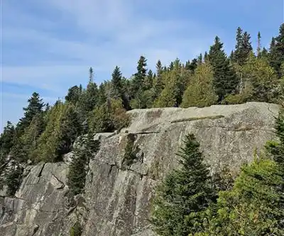 Randonnée vers Mont Pinacle - Parc Harold F. Baldwin - photo de sentier
