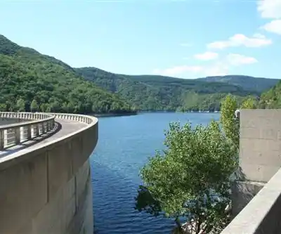 Lac d'Avène hiking trail - natural landscape