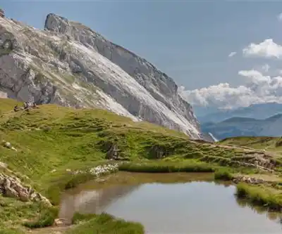 Lac De Peyre hiking trail - natural landscape