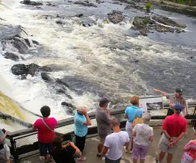 Pawtucket Falls hiking trail - natural landscape