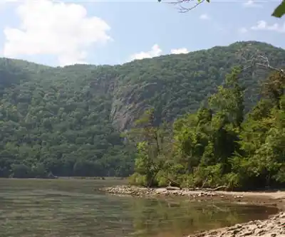 Hudson Highlands State Park hiking trail - natural landscape