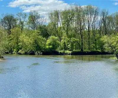 Branchburg Township White Oak Park hiking trail - natural landscape