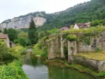 Sentier de randonnée Baume-les-Messieurs - paysage naturel