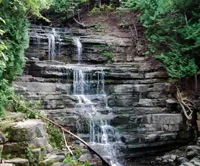 Sentier de randonnée Princess Louise Falls - paysage naturel
