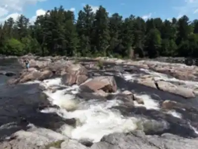 Explore Parc des Cascades trail
