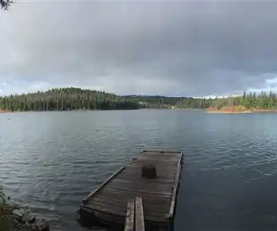 Stake Lake hiking trail - natural landscape
