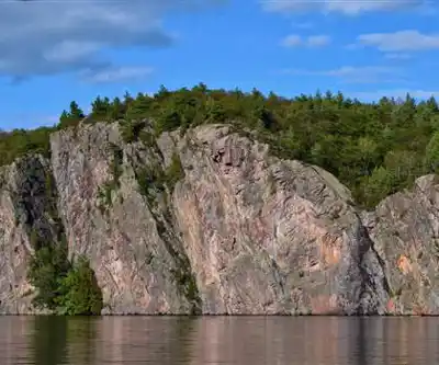 Canisbay Lake hiking trail - natural landscape