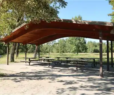 Carburn Park hiking trail - natural landscape