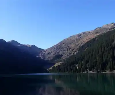 Lac des Fées hiking trail - natural landscape