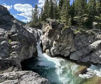 Découvrir Hummingbird Falls en Canadian Rockies