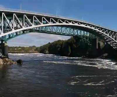 Reversing Falls hiking trail - natural landscape