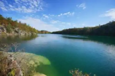 Lac Pink hiking trail - natural landscape