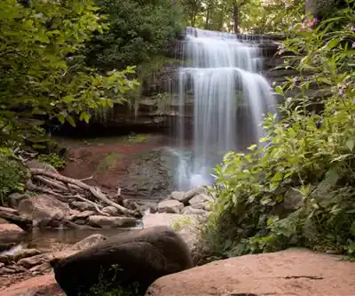 Sentier de randonnée Smokey Hollow Waterfall - paysage naturel
