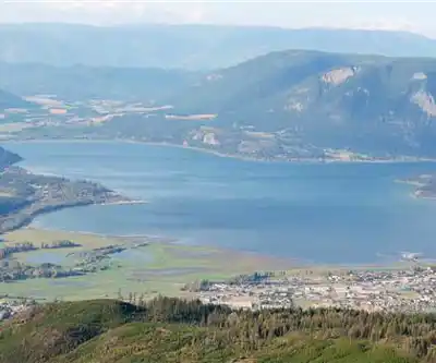 Gardom Lake hiking trail - natural landscape
