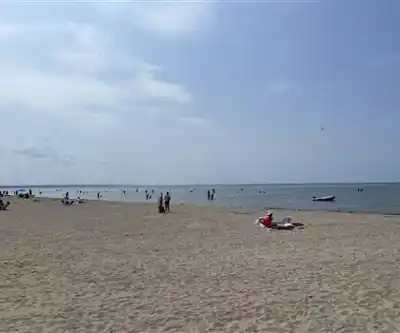 Lakeside Park Beach hiking trail - natural landscape
