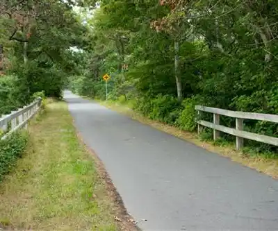 Sentier de randonnée Cape Cod Rail Trail - paysage naturel
