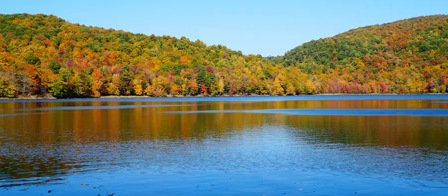 Couleurs d'automne au lac Hertel, réserve naturelle Gault du mont Saint-Hilaire, Montérégie