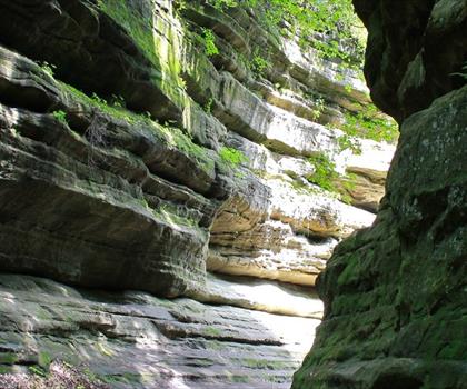 Starved Rock trail - hiking in Chicago & Beyond