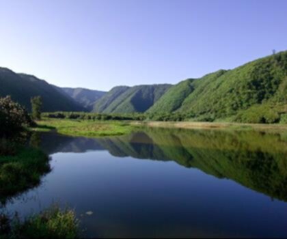 Sentier Hawaii Waipio Valley &amp; Mauna Kea - randonnée en Hawaii  mountain grass lake nature sky outdoor water tree green landscape reservoir grassy lush surrounded hillside highland distance