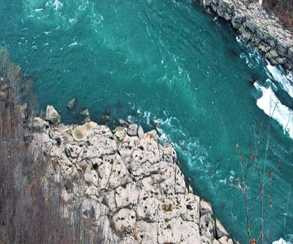 Medina Falls trail - hiking in Niagara Falls