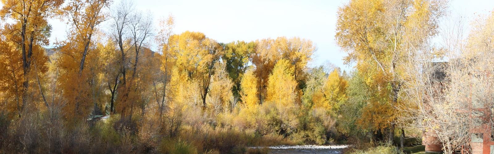Roaring Fork River trail - hiking in Rockies Playground