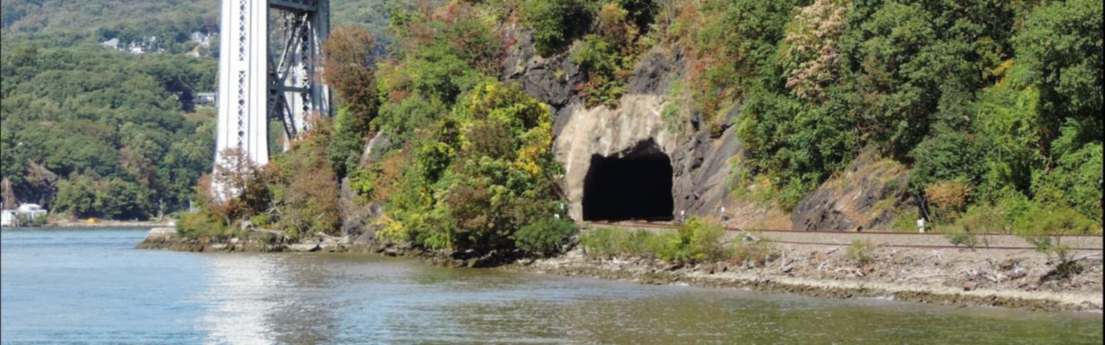 Randonnée Rockland County, New York Hudson River Loop - vue panoramique  tree outdoor water cave river lake mountain nature plant surrounded traveling building land
