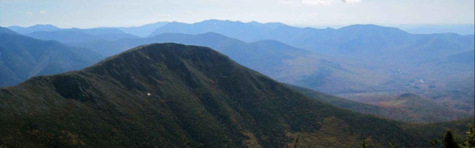 Randonnée West Bond, New Hampshire - vue panoramique  mountain sky outdoor nature cloud landscape background fog hill fell mountain range hill station ridge hillside massif overlooking distance land highland