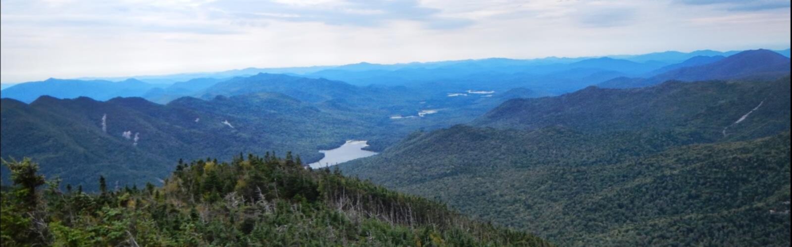 Randonnée Little Marcy, New York - vue panoramique  mountain outdoor nature sky lake landscape cloud water hill tree background wilderness mountain range hillside overlooking lush distance highland land