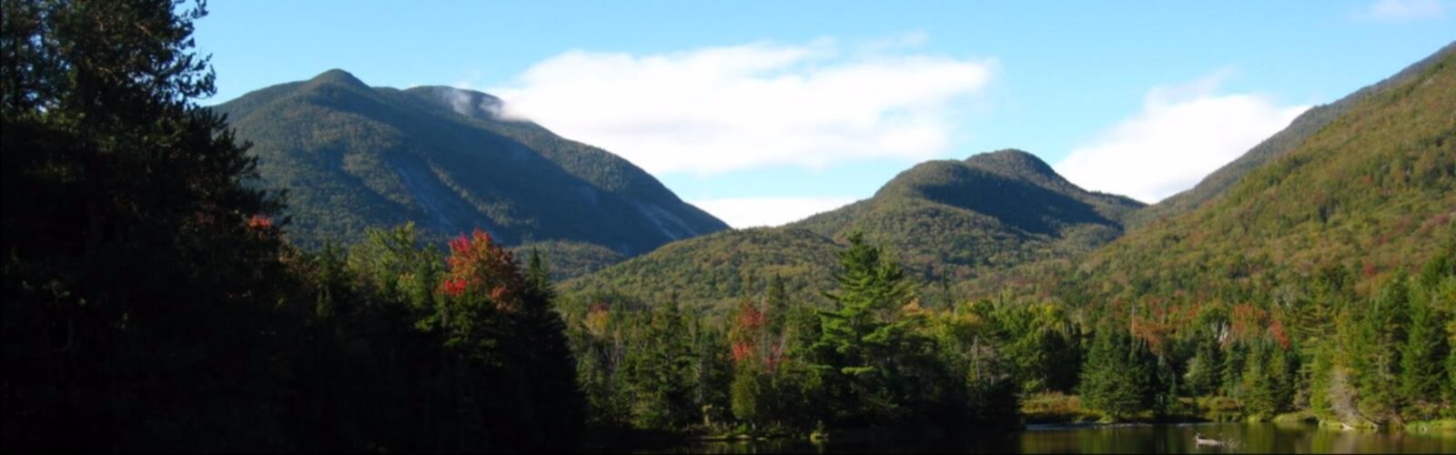 Randonnée Mount Marcy, New York - vue panoramique  mountain sky outdoor nature tree cloud landscape green plant hill station forest wilderness lake hillside lush surrounded highland