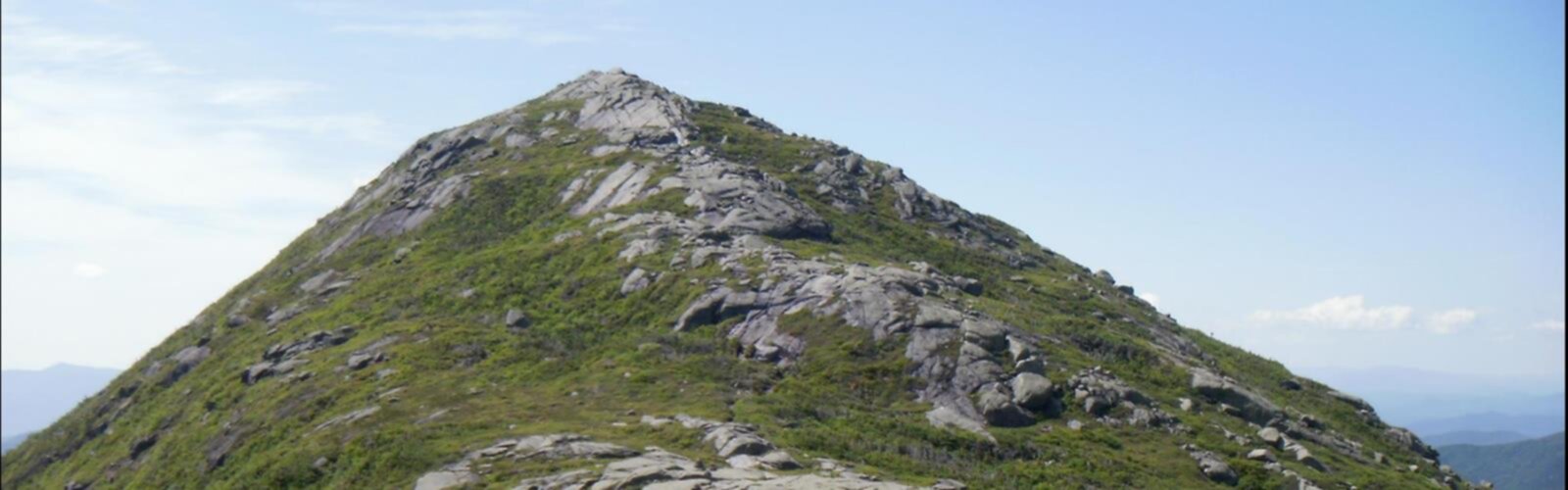 Randonnée Mount Haystack, New York - vue panoramique  outdoor mountain sky rock rocky hillside hill nature landscape hiking green summer massif overlooking lush
