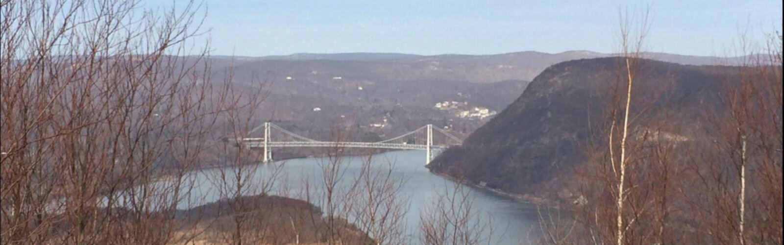 Randonnée Dunderberg Mountain, New York - vue panoramique  outdoor sky tree lake water mountain snow river bridge nature day hillside distance