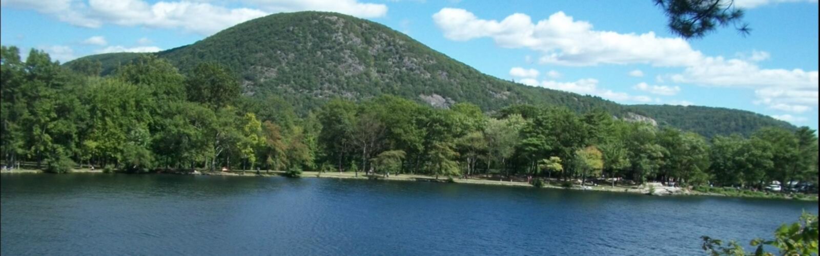 Randonnée Bear Mountain, New York - vue panoramique  water outdoor sky mountain tree nature cloud travel landscape surrounded lake island day